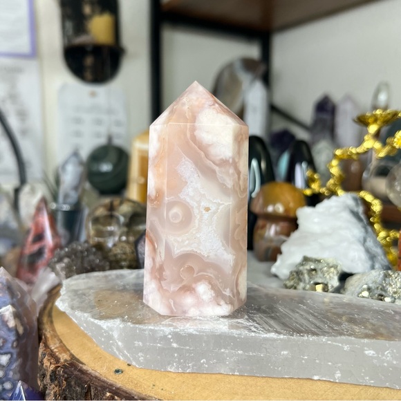 Carnelian flower agate tower (3.4” tall) - Picture 4 of 6